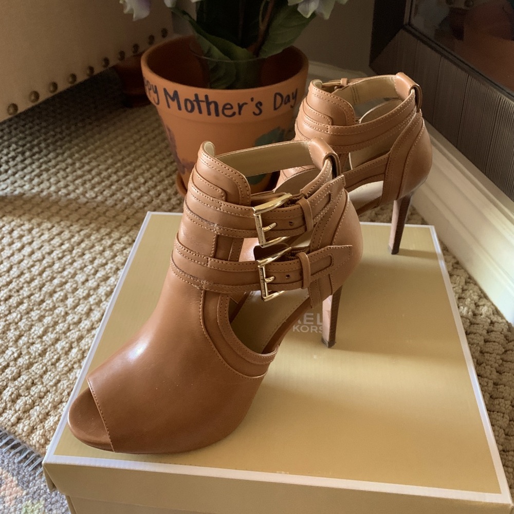 Michael Kors ankle double buckle high heels in tan